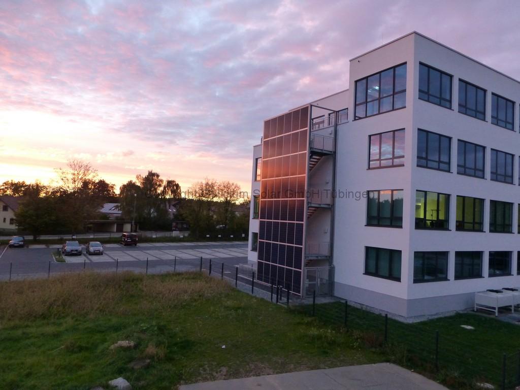 Solarzellen an der Hauswand Sonnenuntergang Solarpanel